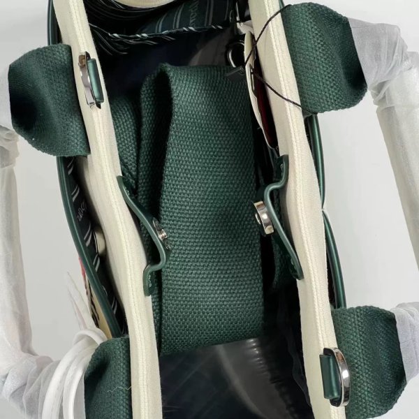 Túi Golf nữ cầm tay - Malbon kiểu dáng thể thao, form rộng